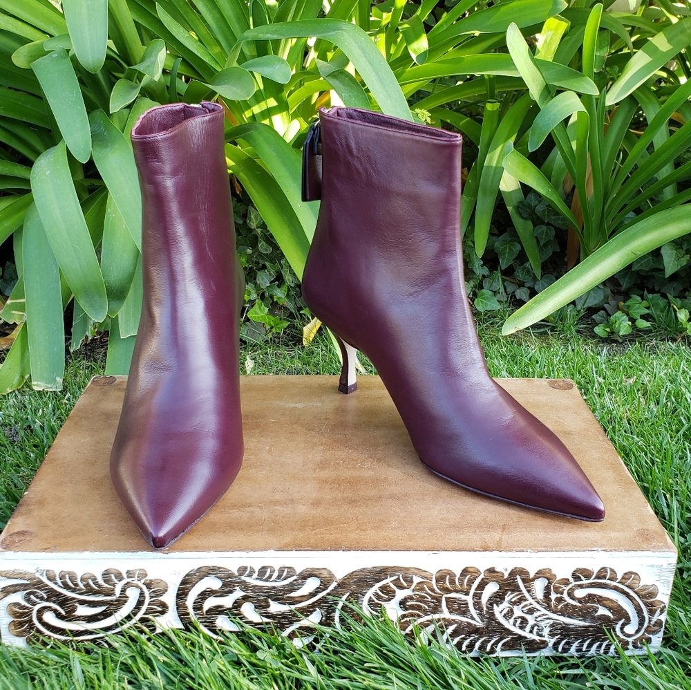 Gorgeous Stuart Weitzman Retro Inspired Booties - Picture 4 of 8